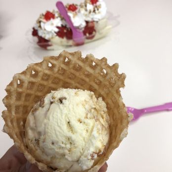 Baskin-Robbins - Pralines 'n cream (4 oz:270 calories) WOW! - Ice Cream & Frozen Yogurt Near Me - La Puente, California