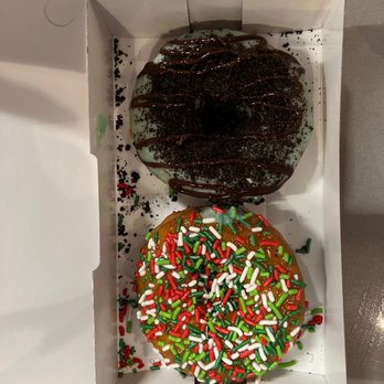 Duck Donuts - Mint icing with Oreo pieces and hot fudge drizzle & glazed with holiday sprinkles - Donuts Near Me - Irvine, California Duck Donuts - Mint icing with Oreo pieces and hot fudge drizzle & glazed with holiday sprinkles - Donuts Near Me - Irvine, California