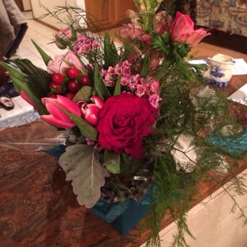DIRT Flowers - From walking in with a vague idea to walking out with this pretty arrangement was less than 20 minutes! - Florists Near Me - Dallas, Texas DIRT Flowers - From walking in with a vague idea to walking out with this pretty arrangement was less than 20 minutes! - Florists Near Me - Dallas, Texas