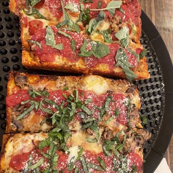Mia Marco's Pizza - Food Trucks Near Me - Selma, Texas