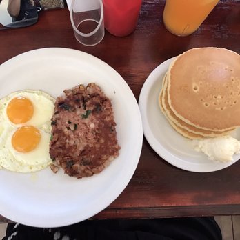 Eggs 'n Things Saratoga - Corned beef hash with pancakes - Breakfast & Brunch Near Me - Honolulu, Hawaii