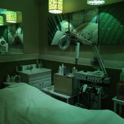 KM Nails - Faceial room