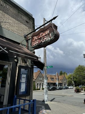 Deluxe Bar & Grill by null