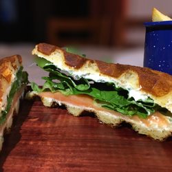 Gofrem - Sándwich de gofre de salmón ahumado con un exquisito dip de queso crema de la casa