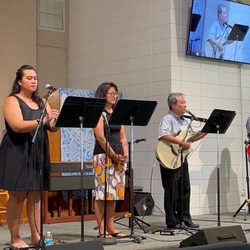 Honolulu Christian Church - Worship team giving God the glory