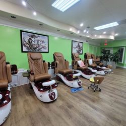 Allure Nail Spa - Luxury spa chair with incredible massage funtion.