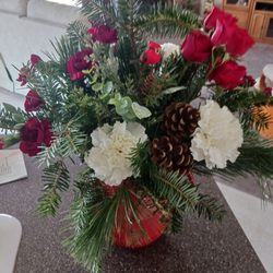 Country Flower Shop - Beautiful holiday floral arrangement