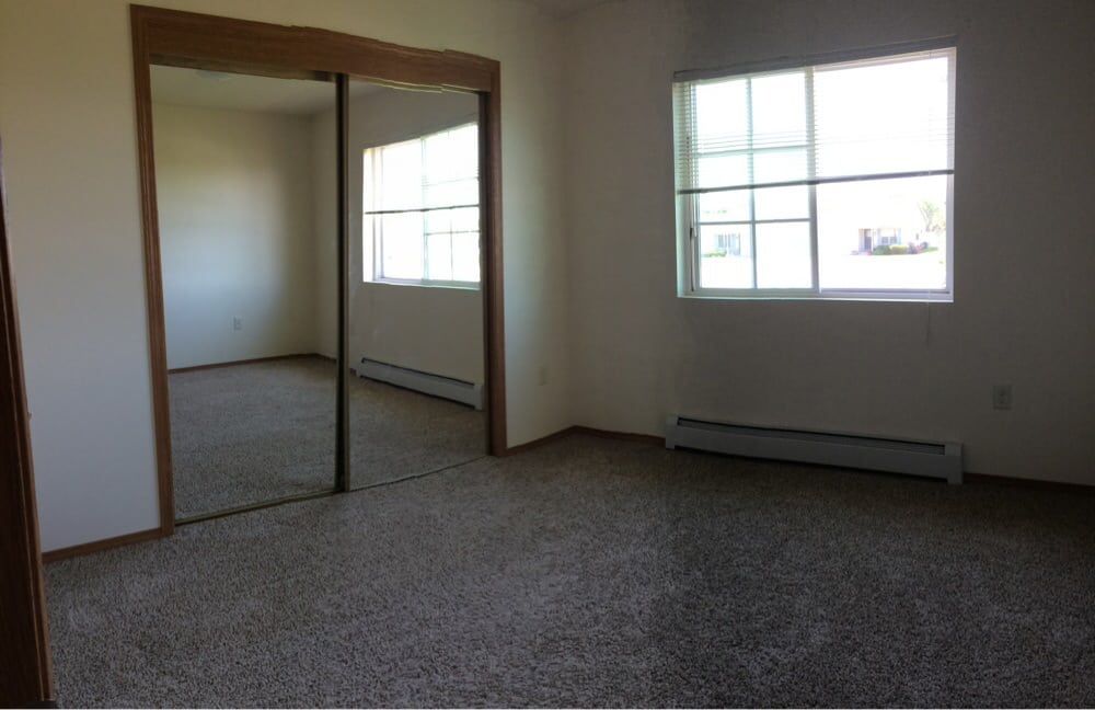 STONEY CREEK ESTATES Updated September 2024 16 Photos 940 W Elm