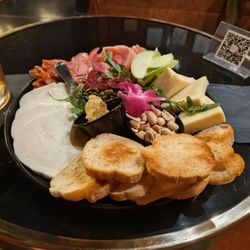 The Ro On Oak - Charcuterie board