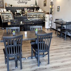 Mountainside Bakery - Indoor seating area