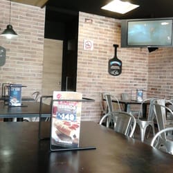 Dominos - Cuenta con buen espacio para comer aquí!