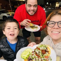 Tacos El Gordito - Realmente son deliciiosos y tienen una mesa variada para servirte los complementos para tus tacos!