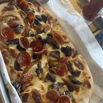 voodoo Brewing - White pizza with added pepperoni - Brewpubs Near Me - Scranton, Pennsylvania