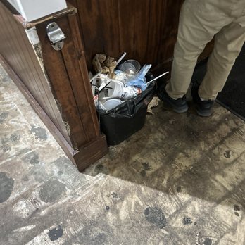 4 Rivers Smokehouse - Apparently, they don't have time to keep up with trash - Barbeque Near Me - Longwood, Florida