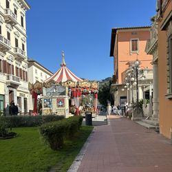 Grand Hotel Plaza - Carousel just around the corner from hotel entrance