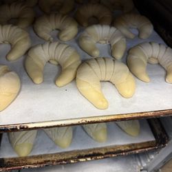 Adela's Bakery - Cachitos. En. En recipient