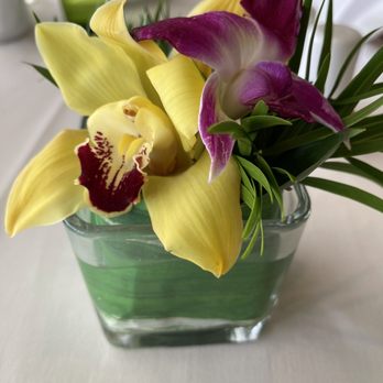 Orchids - Table with fresh orchids - Breakfast & Brunch Near Me - Honolulu, Hawaii Orchids - Table with fresh orchids - Breakfast & Brunch Near Me - Honolulu, Hawaii