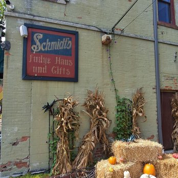 Schmidt's Fudge Haus - Scenic sitting area next to Schmidt's Fudge! - Candy Stores Near Me - Columbus, Ohio Schmidt's Fudge Haus - Scenic sitting area next to Schmidt's Fudge! - Candy Stores Near Me - Columbus, Ohio