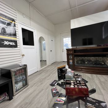 Lion Window Tinting - Waiting Room at Shop. - Car Window Tinting Near Me - San Mateo, California