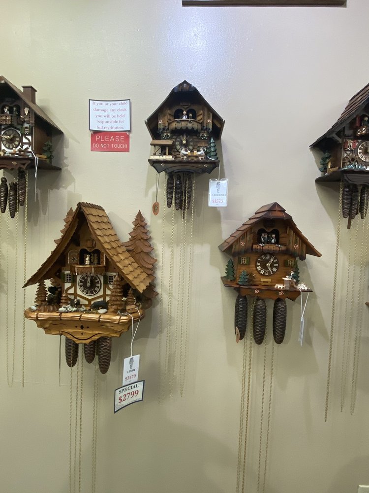 CLOCK PEDDLER Updated October 2024 608 Pkwy, Gatlinburg, Tennessee