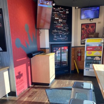 Toppers Pizza - the interior of the restaurant - Pizza Near Me - Stevens Point, Wisconsin Toppers Pizza - the interior of the restaurant - Pizza Near Me - Stevens Point, Wisconsin
