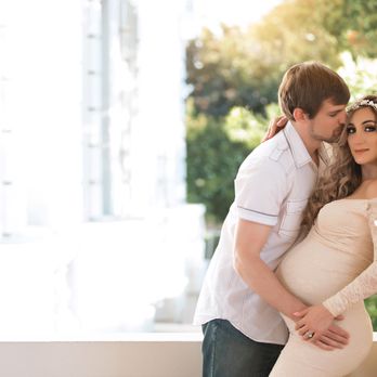 G Celeste Photography - Couple Maternity Session - On Location - Secret Courtyard - Session Photography Near Me G Celeste Photography - Couple Maternity Session - On Location - Secret Courtyard - Session Photography Near Me