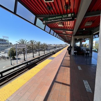 BART - Coliseum Station - Middle boarding deck - Train Stations Near Me - Oakland, California