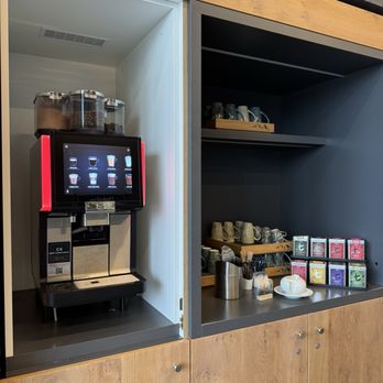 Hilton Munich Airport - Coffee bar - Hotels Near Me - Munich, BY
