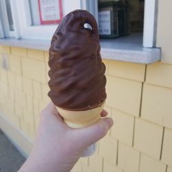 Fedele's Chocolates - Cheesecake soft serve with chocolate dip