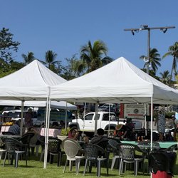 Ho'oulu Farmers Market - Seating areas under shade