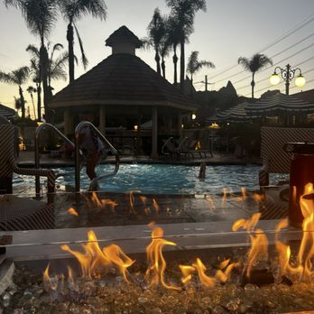 Candy Cane Inn - Fire pit and pool area- so nice after a long day at the park! - Hotels Near Me - Anaheim, California