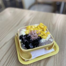 Sweet Honey Dessert - Mango pomelo sago with grass jelly