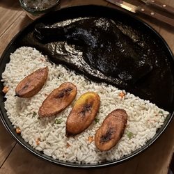 Ancestral Cocina Tradicional - Mole negro con pollo
