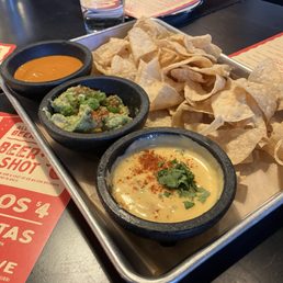 Totopos y Tres Salsas Totopos y Tres Salsas