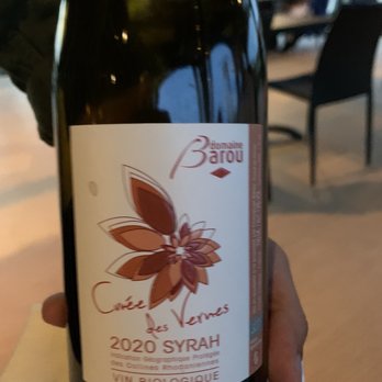Pearl-Morissette - a hand holding a bottle of wine - Wineries Near Me - Lincoln, Ontario Pearl-Morissette - a hand holding a bottle of wine - Wineries Near Me - Lincoln, Ontario