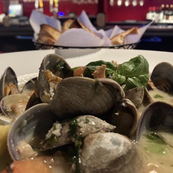 Turn 12 - Steamed Clams little-neck clams, lemon burre blanc, garlic bread - American Near Me - Monterey, California Turn 12 - Steamed Clams little-neck clams, lemon burre blanc, garlic bread - American Near Me - Monterey, California