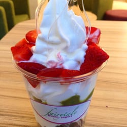 Fairytale Frozen Yogurt - Deluxe-Becher 3,90 € mit Erdbeeren, Kit Kat und Pistaziensauce