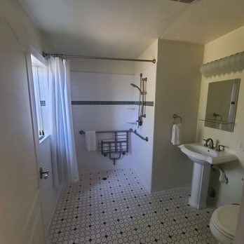 Queen's Inn by the River - Bathroom - Wine Bars Near Me - Oakhurst, California Queen's Inn by the River - Bathroom - Wine Bars Near Me - Oakhurst, California