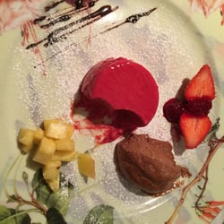 Bad Verdins - Himbeer-Mousse & Schokolade-Mousse, liebevoll angerichtet.