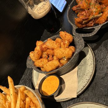 Guinness Open Gate Brewery - Truffle fries, cheese curds, and barbecue chicken wings - Breweries Near Me - Chicago, Illinois Guinness Open Gate Brewery - Truffle fries, cheese curds, and barbecue chicken wings - Breweries Near Me - Chicago, Illinois