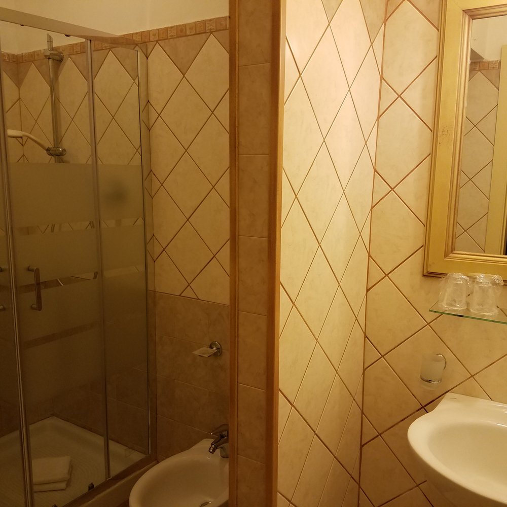Manganelli Palace Hotel - Room 404 standard double: bathroom - Hotels Near Me - Catania, Connecticut