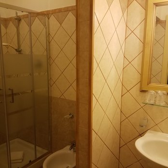 Manganelli Palace Hotel - Room 404 standard double: bathroom - Hotels Near Me - Catania, Connecticut