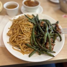 Vegi-prawns W.garlic Sauce Chow Mein