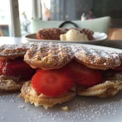 Happy Waffel - Erdnussbutter, Weiße Schokolade, Erdbeeren und Kinderriegel