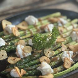 Casa Banana - Asparagus with goat cheese and garlic