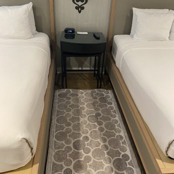 Candy Cane Inn - Standard queen room - Hotels Near Me - Anaheim, California