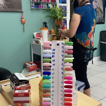 Divas Hair Salon - Kelly busy bee always answering to her customers. - Hair Stylists Near Me - Lawndale, California Divas Hair Salon - Kelly busy bee always answering to her customers. - Hair Stylists Near Me - Lawndale, California