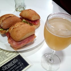 La Taperia del Cubo - Una de las muchas tapas a elegir: guitarra y caña fresquita.