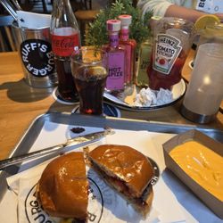 Ruff's Burger - Single with Chesse Sauce