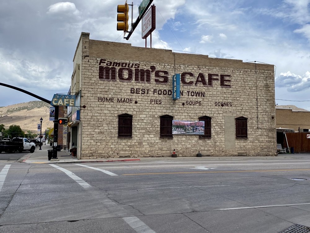 Mom's Cafe Logo